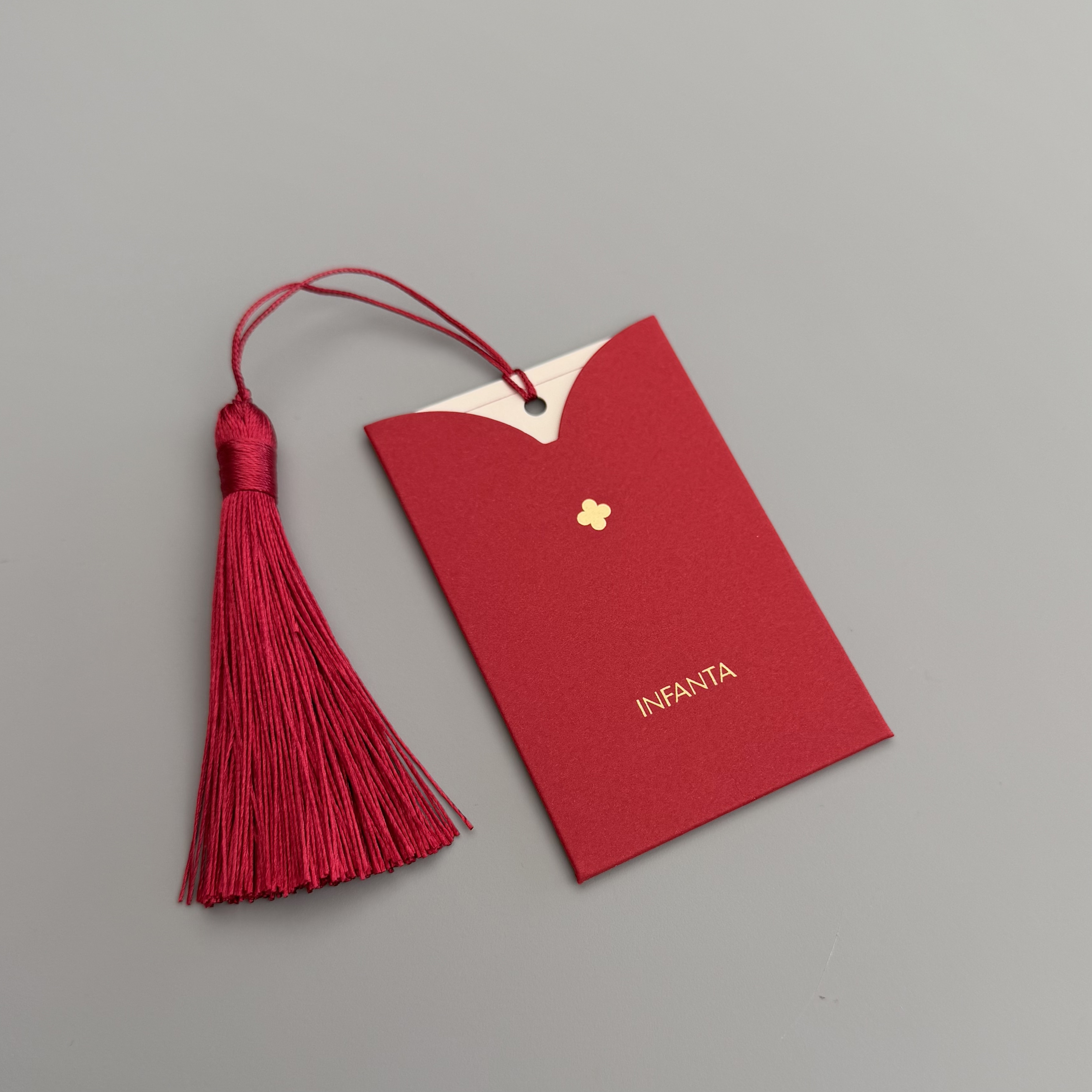 Сертификат на 10 000 ₽ в красном кармашке