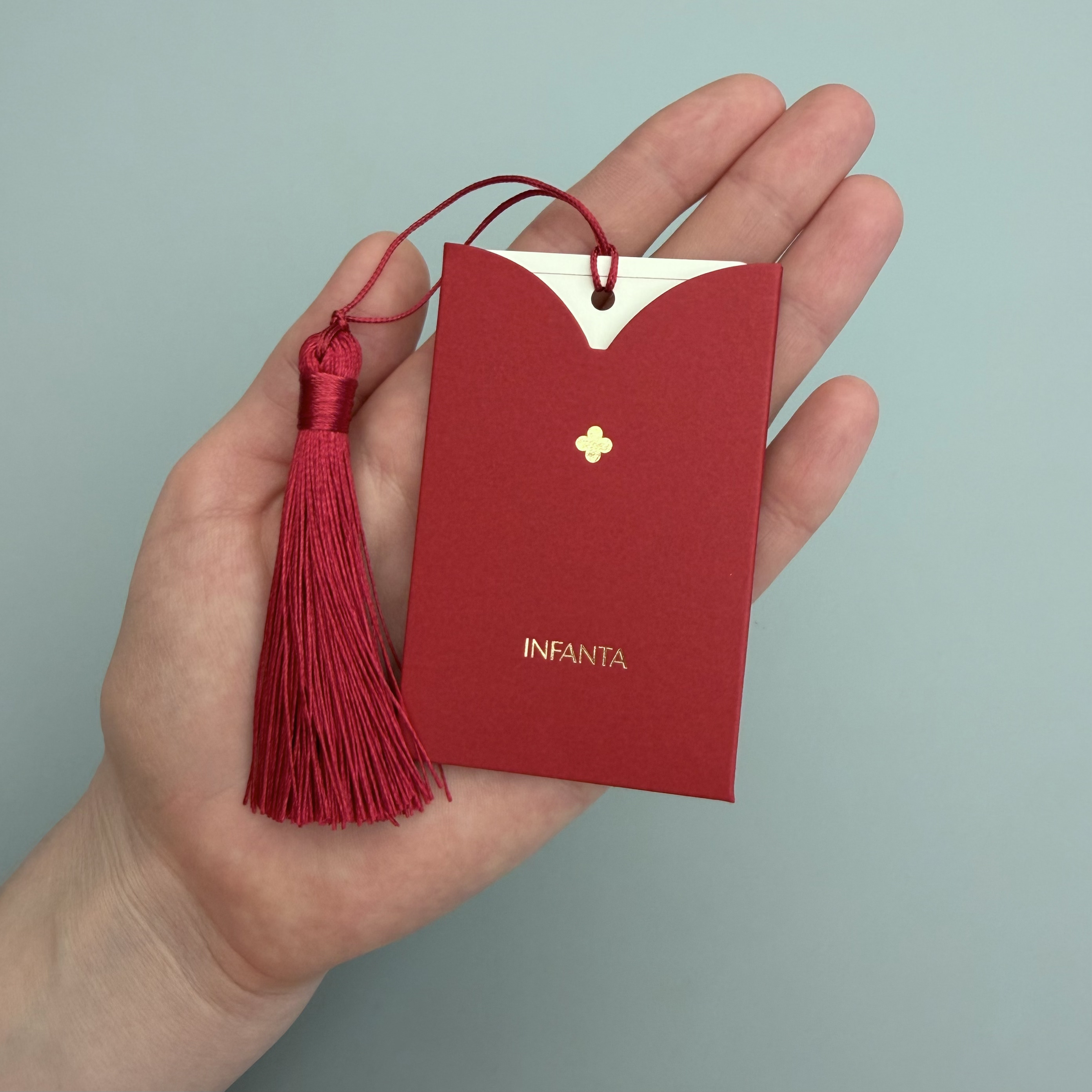 Сертификат на 10 000 ₽ в красном кармашке